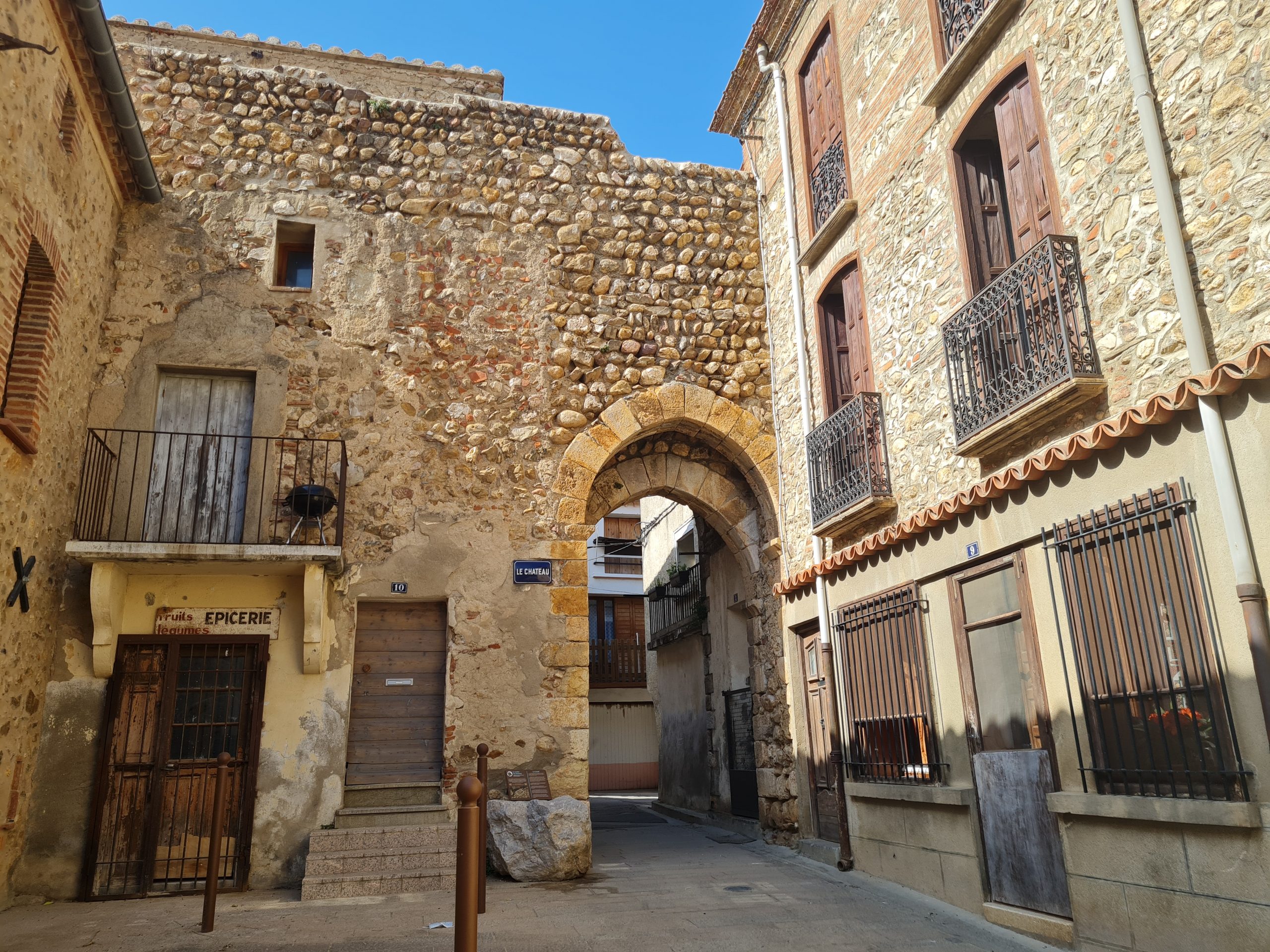 C'est quoi cette histoire de main de fer dans une rue de Perpignan ? -  France Bleu